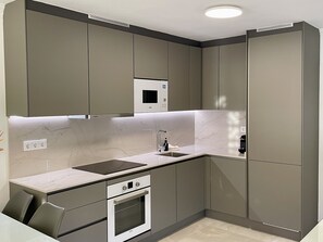 Kühlschrank, Mikrowelle, Ofen, Herdplatte