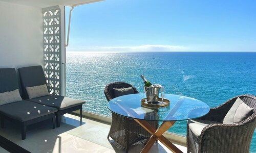 Seaside Bliss: Spectacular View, Beachfront Haven