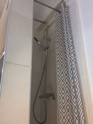 Hårføner, håndklær og toalettpapir