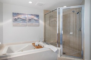 Shower, jetted bath, hair dryer, towels - ~St. Lucia 702~ Sleeps 6 ~ Gulf View~ (Destin)