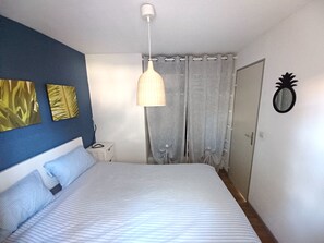 2 bedrooms, iron/ironing board, travel cot, free WiFi