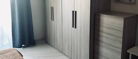 4 chambres, bureau, rideaux occultants, fer et planche Ă repasser