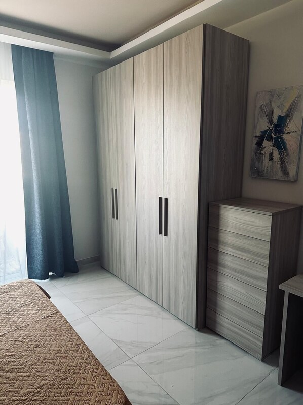 4 chambres, bureau, rideaux occultants, fer et planche à repasser