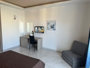 4 bedrooms, desk, blackout drapes, iron/ironing board - Seaside Accomodation (Marsaskala)