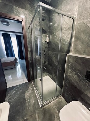 4 chambres, bureau, rideaux occultants, fer et planche à repasser