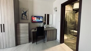 Une salle de bain moderne avec une douche à parois de verre, des toilettes et un lavabo.