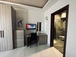 4 chambres, bureau, rideaux occultants, fer et planche à repasser