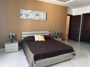 4 bedrooms, desk, blackout drapes, iron/ironing board - Seaside Accomodation (Marsaskala)