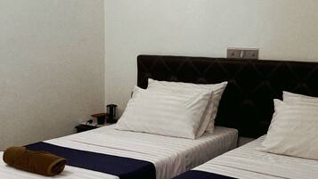 Deluxe Twin Room | Minibar, in-room safe, blackout drapes, free WiFi