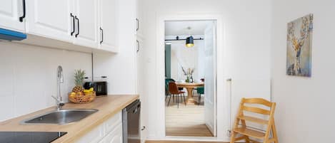 Fridge, oven, stovetop, dishwasher