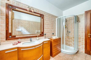 Shower, hair dryer, bidet, towels - Villa del Riccio. The right place to relax in the midst of nature. (Magione (PG))