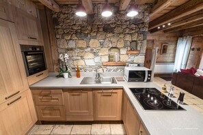 Kjøleskap, mikrobølgeovn, ovn og oppvaskmaskin