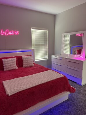 4 makuuhuonetta, silitysrauta/-lauta, ilmainen Wi-Fi, vuodevaatteet