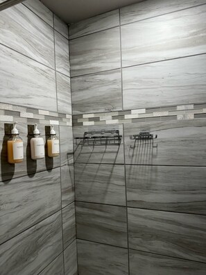 Haartrockner, Handtücher, Seife, Shampoo