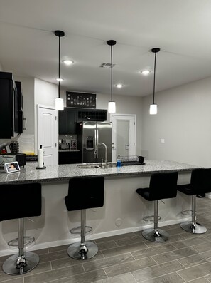 Uuni, liesi, astianpesukone, talouspaperi