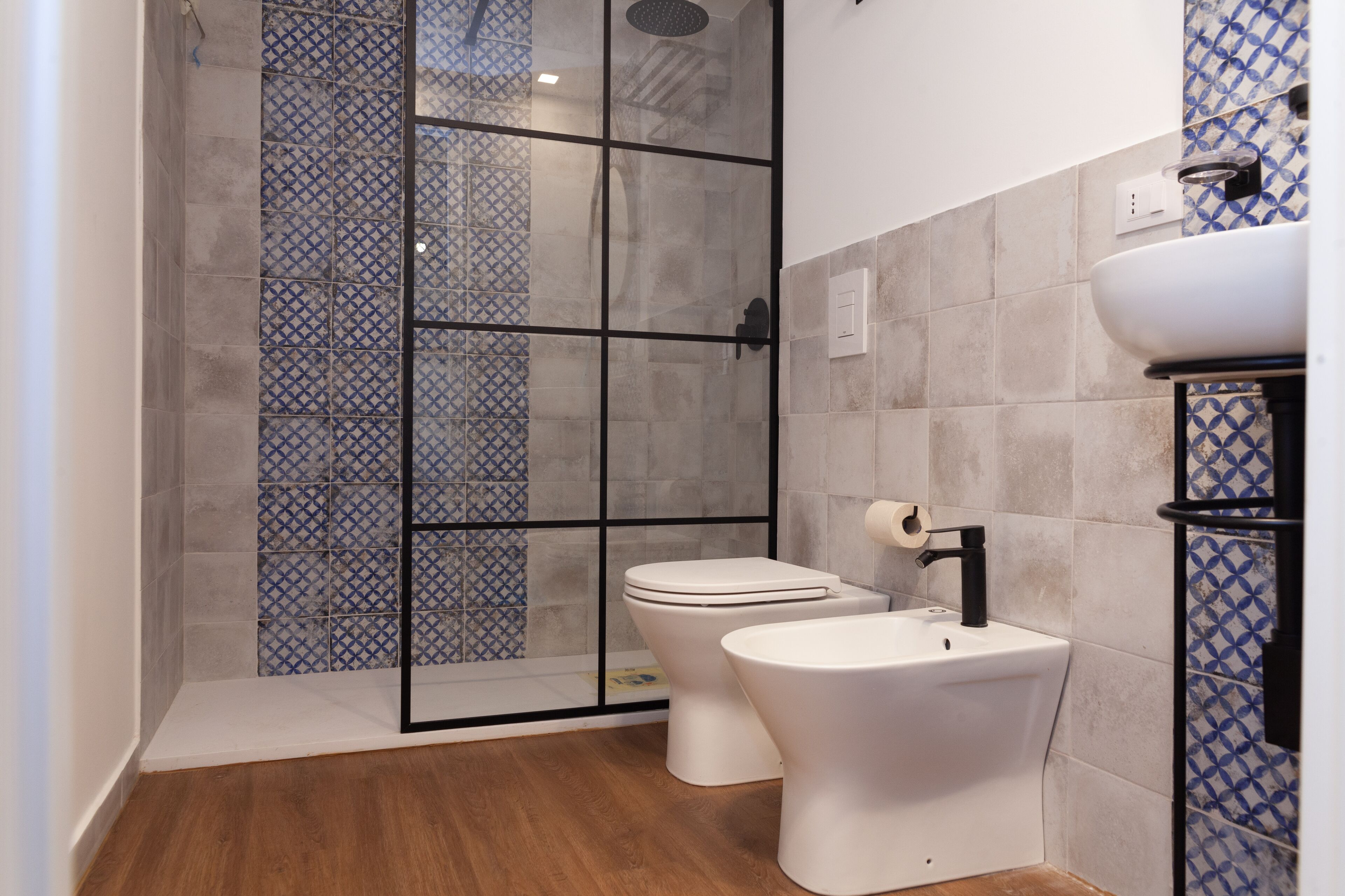 Camera Basic | Bagno | Doccia, soffione a pioggia, set di cortesia firmato, asciugacapelli