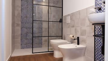 Camera Basic | Bagno | Doccia, soffione a pioggia, set di cortesia firmato, asciugacapelli