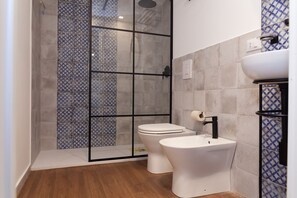Eenvoudige kamer | Badkamer | Een douche, een regendouche, designer toiletartikelen, een haardroger