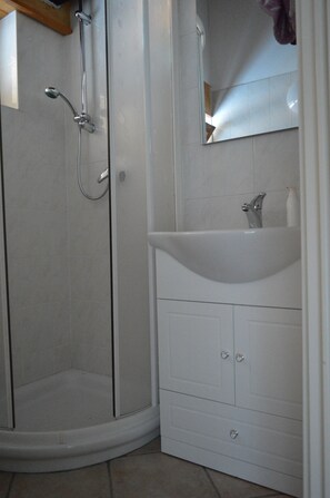 Bathroom - BEAUTIFUL VIEWS OF LAKE MAGGIORE AND RELAXATION IN A SMALL, CAR-FREE HAMLET (Vignone)