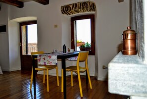 Dining - BEAUTIFUL VIEWS OF LAKE MAGGIORE AND RELAXATION IN A SMALL, CAR-FREE HAMLET (Vignone)