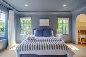 3 soverom, skrivebord, strykejern/-brett og reiseseng for barn