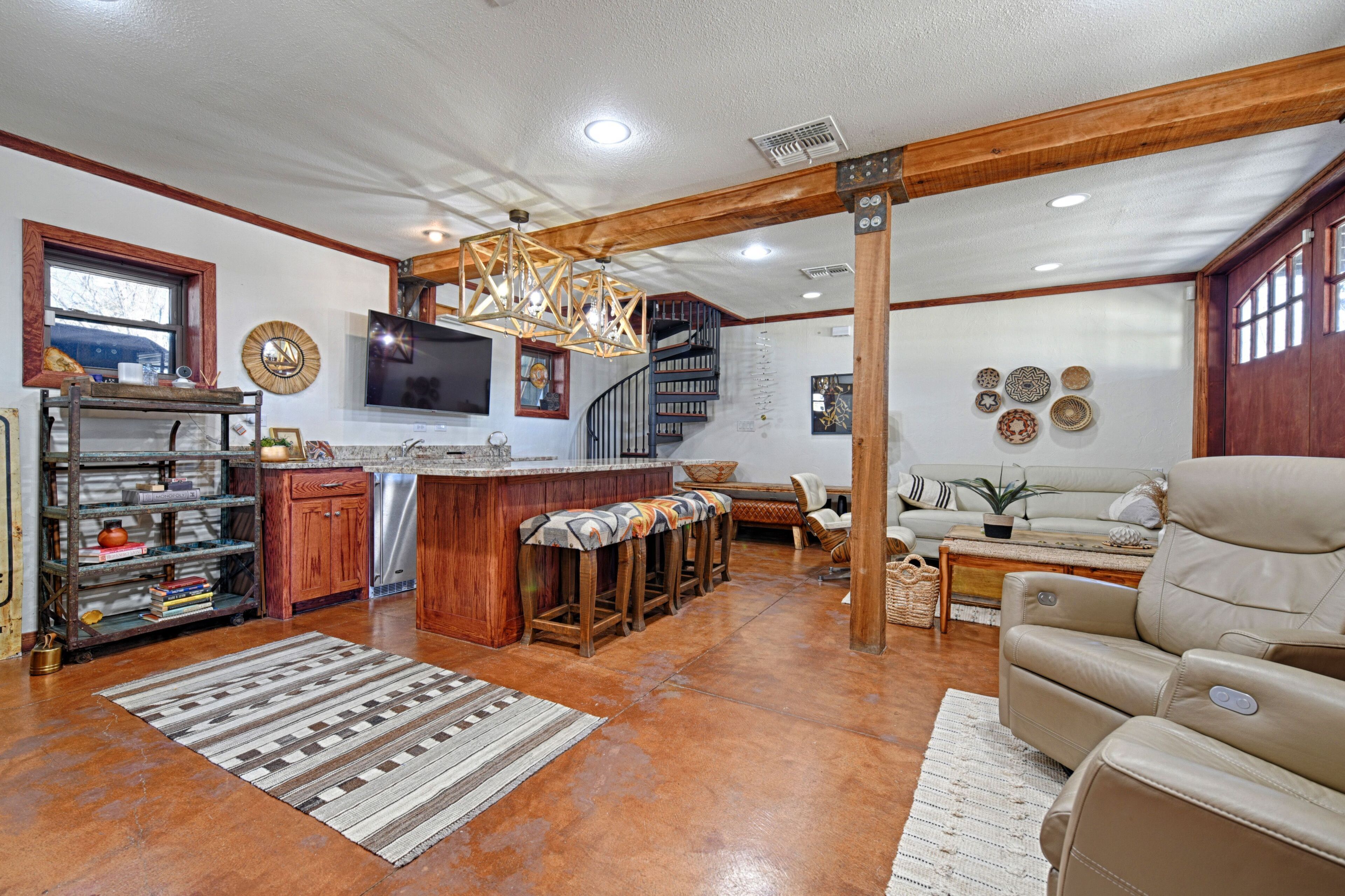 Walk to dwtn Mckinney, 3 Outdoor living areas, firepit, wet bar, workspace
