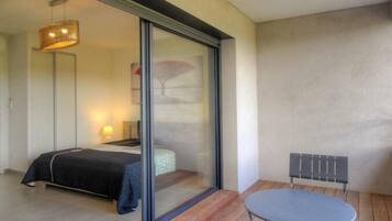 2 sovrum, skrivbord, strykjÀrn/strykbrÀda och resesÀng