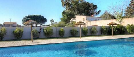 Una piscina al aire libre