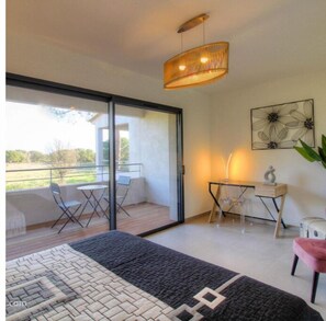 2 chambres, bureau, fer et planche à repasser, lit parapluie