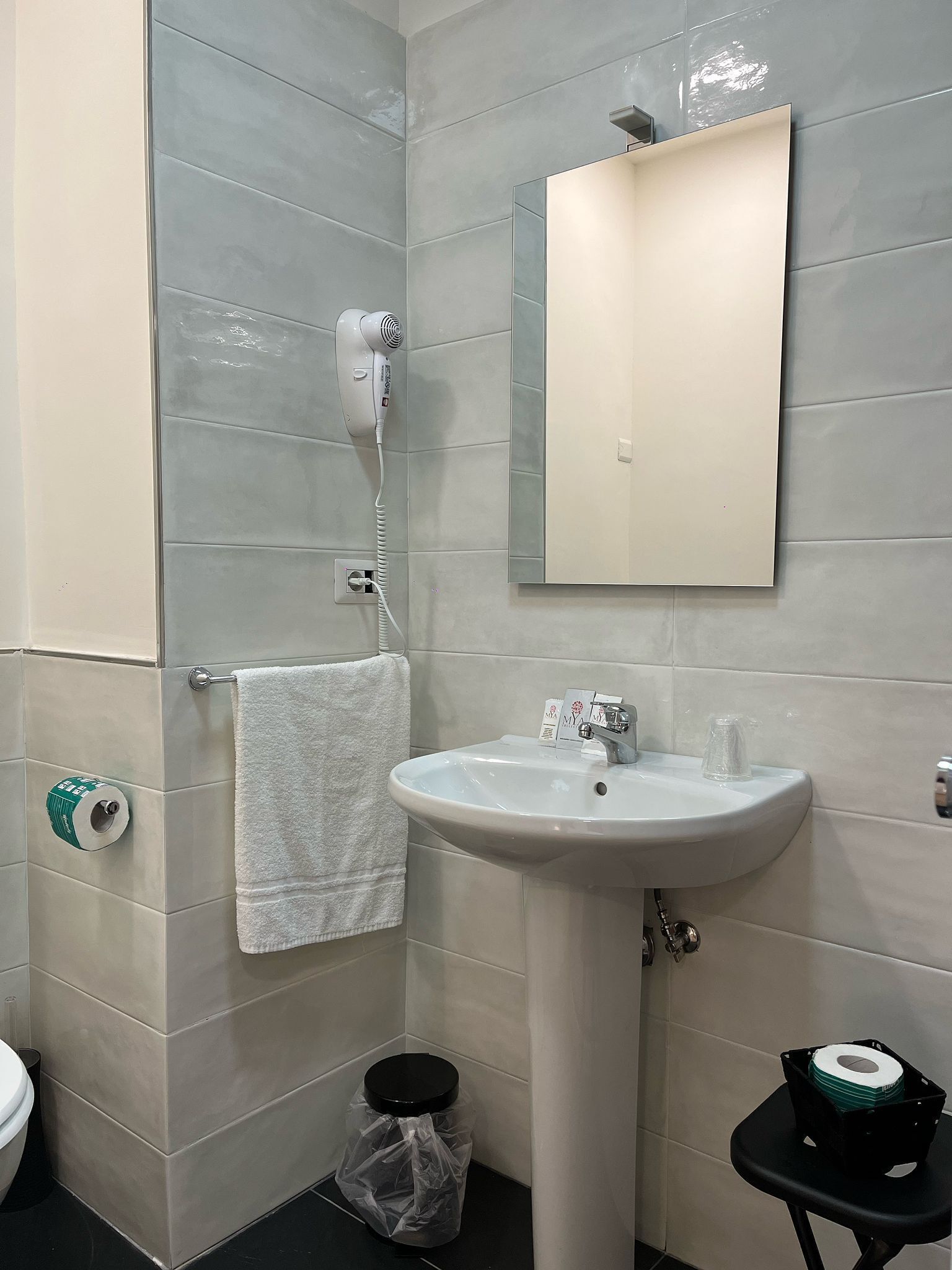 Sèche-cheveux, bidet, serviettes fournies, savon