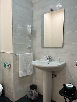Sèche-cheveux, bidet, serviettes fournies, savon
