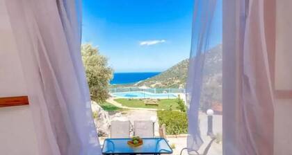 Villa Kardi, country house with huge private pool 70 sq.m. and amazing view