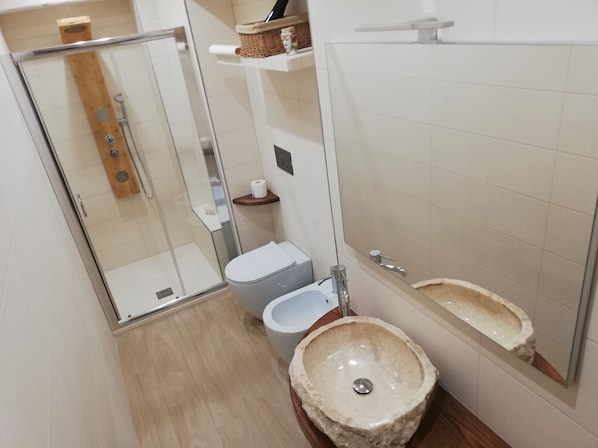 Haartrockner, Bidet, Handtücher, Seife
