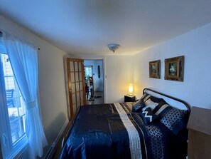 2 makuuhuonetta, silitysrauta/-lauta, ilmainen Wi-Fi, vuodevaatteet