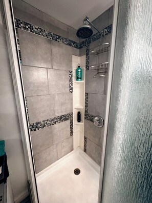 Haartrockner, HandtĂŒcher, Seife, Shampoo