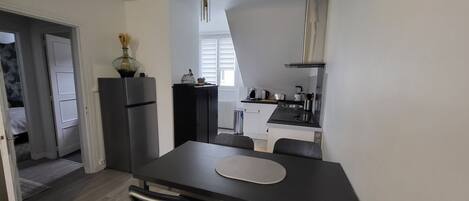 ثلاجة، ميكروويف، فرن، موقد طهي مسطح