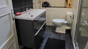 Ein modernes Badezimmer mit Oberlicht, Toilette und Waschbecken.