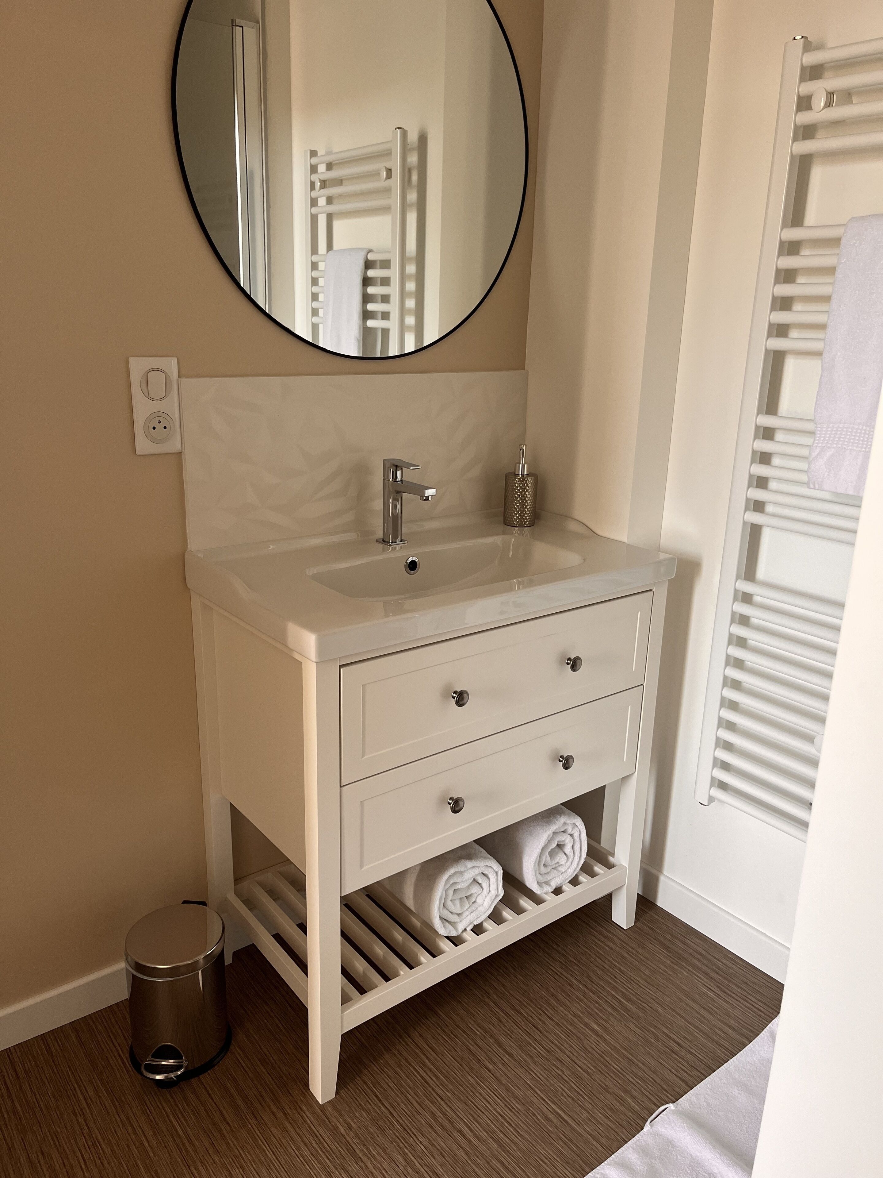 Een haardroger, handdoeken