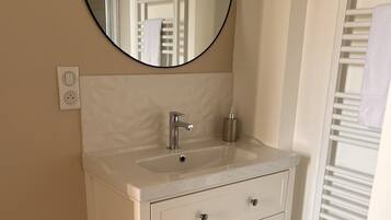 Een haardroger, handdoeken