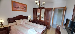 2 habitaciones, tabla de planchar con plancha, cuna de viaje y wifi 