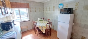 Refrigerador, microondas, placa de cocina, lavavajillas