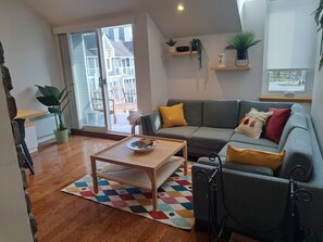 Smart TV, fireplace, books, stereo