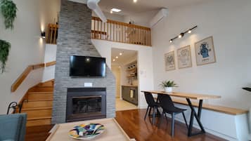 Smart TV, fireplace, books, stereo