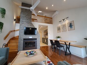 Smart TV, fireplace, books, stereo