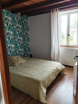 2 bedrooms, iron/ironing board, travel cot, free WiFi