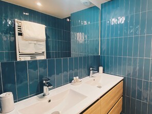 Ducha, secador de pelo, toallas y jabón