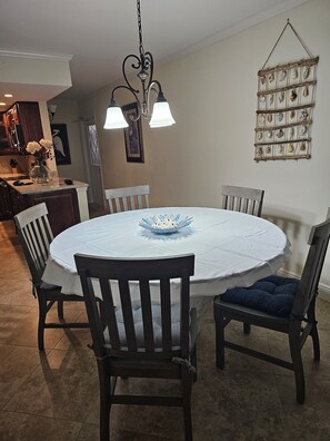 Dining - SNOWBIRDS Pristine WATERFRONT condo near Fort Meyer Marco Island Sanibel Beaches (Cape Coral)