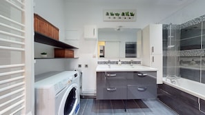 Towels, soap, shampoo, toilet paper - Charmant Appartement au Coeur des Gratte Ciel Avec Jacuzzi (Villeurbanne)