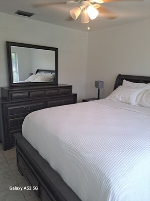 3 habitaciones, escritorio y tabla de planchar con plancha
