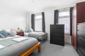 5 bedrooms, iron/ironing board, WiFi, bed sheets